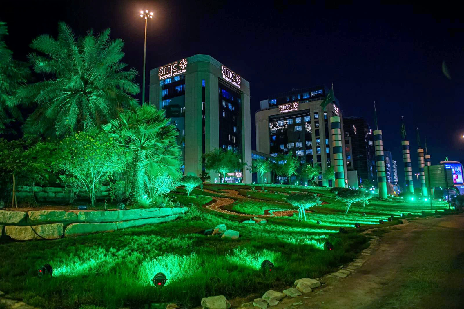 احتفاءً بيوم مبادرة السعودية الخضراء.. «أمانة الرياض» تُضيء العاصمة