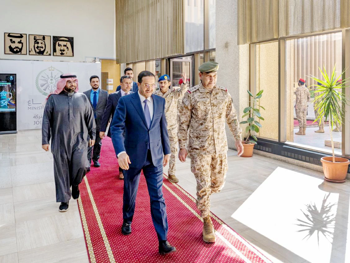 
قائد القوات المشتركة الفريق الركن فهد السلمان مستقبلاً عضو مجلس القيادة الرئاسي اليمني مجلي. 