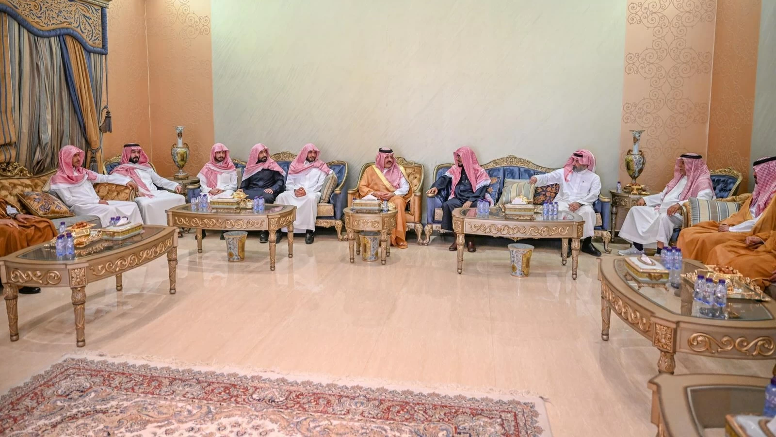 أمير حائل يقدم واجب العزاء لأسرة البليهد