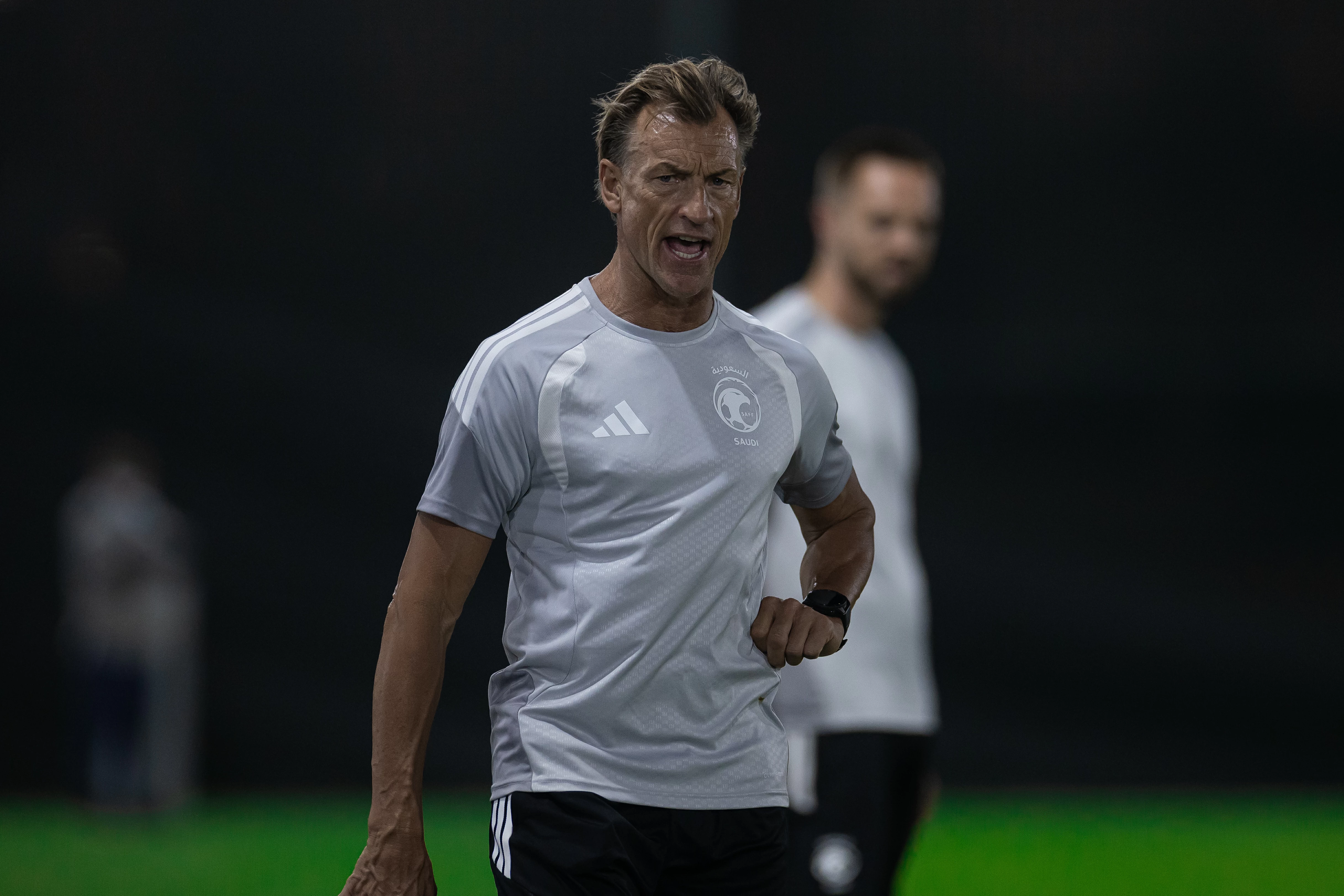 الأخضر مع رينارد.. «بلا هوية»