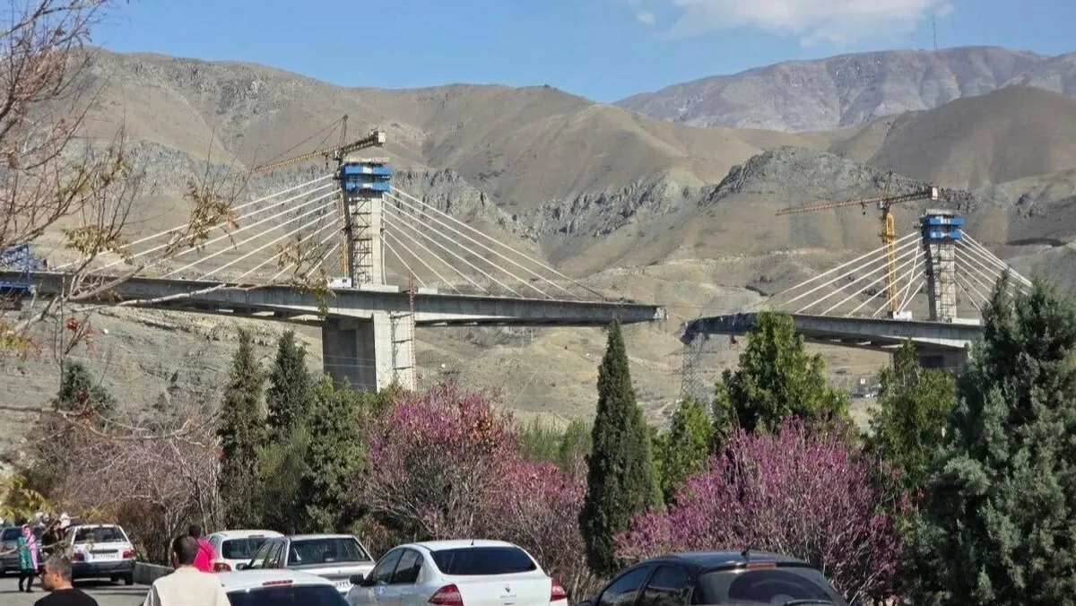 صورة نشرتها وسائل إعلام إيرانية لجسر B1 في كرج غرب طهران بعد استهدافه بهجوم أمريكي.