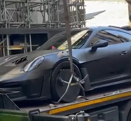 عاجل | حجز سيارة رجل أعمال سعودي شهير في لندن. للاطلاع على 