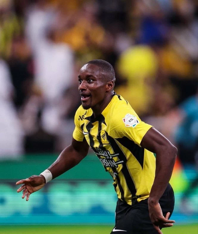 العميد يتصدر أندية دوري روشن بـ9 بطاقات حمراء