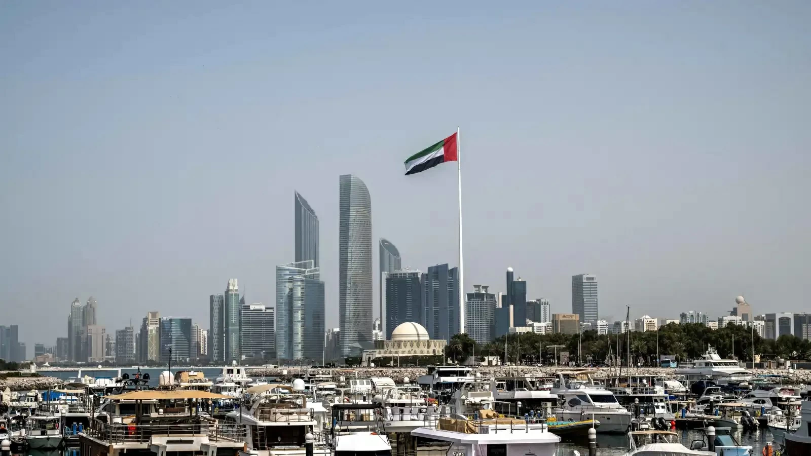 الإمارات: وفاة شخص وإصابة 4 آخرين جراء سقوط شظايا في منشآت حبشان للغاز