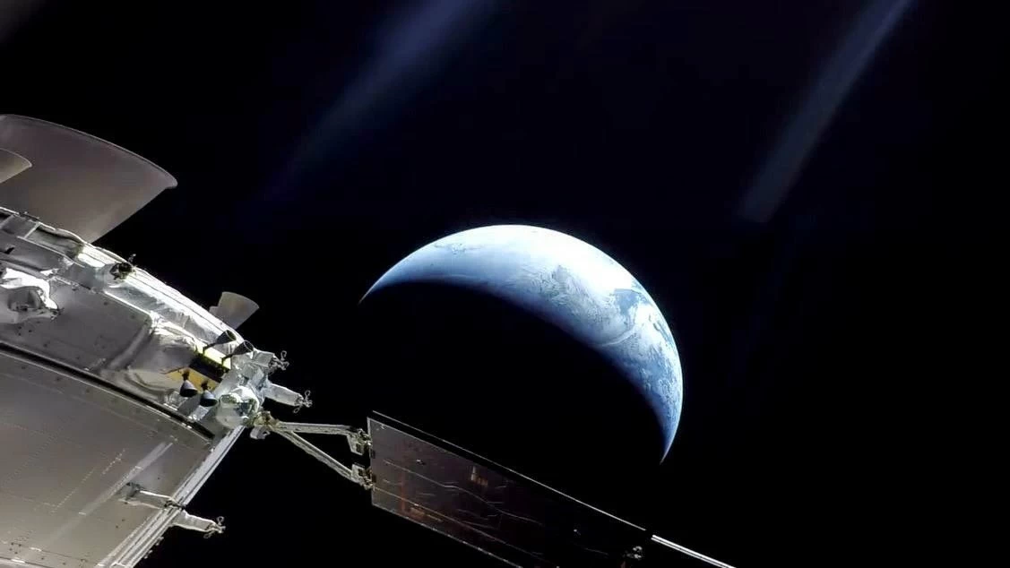 هل نلغي الرحلة ونرتدي البدلات؟.. لحظة مرعبة لرواد أرتميس 2 بعد عبور نقطة «اللا عودة»