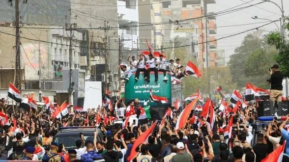 نجوم المنتخب يجوبون شوارع بغداد بحافلة مكشوفة: احتفالات تاريخية بتأهل العراق للمونديال بعد غياب 40 عاماً. للاطلاع على 