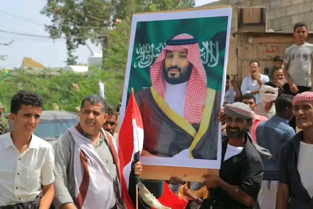 يمنيون يرفعون صور ولي العهد في المخا.