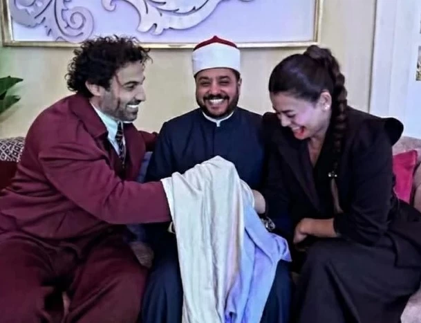 بعد صورتهما أمام المأذون.. ما حقيقة زواج أحمد فهمي وأسماء جلال؟. للاطلاع على 