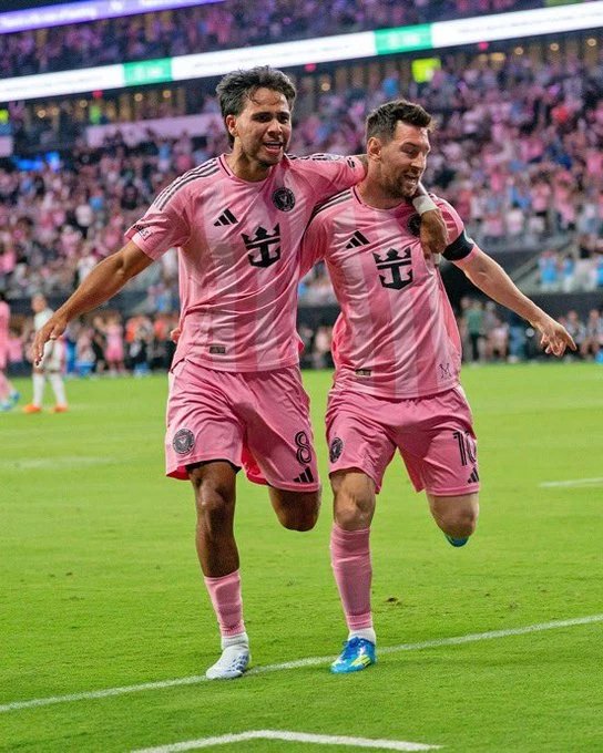 ميسي وسواريز ينقذان الليلة.. إنتر ميامي يتعثر بالتعادل في افتتاح ملعبه الجديد. للاطلاع على 