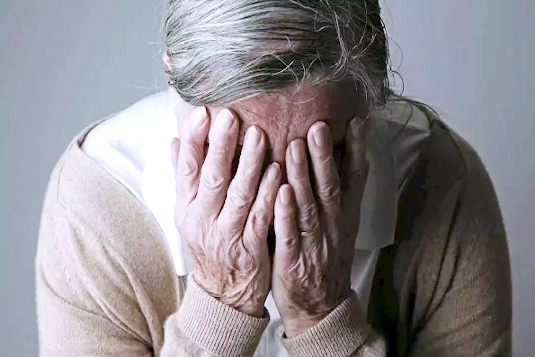 الضحك في الشيخوخة.. دعم نفسي أم عزلة مقنّعة؟