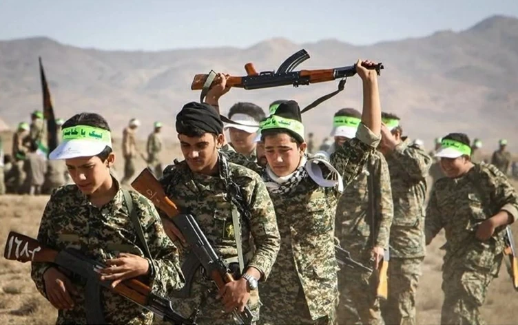 أطفال إيرانيون خلال تدريبات عسكرية