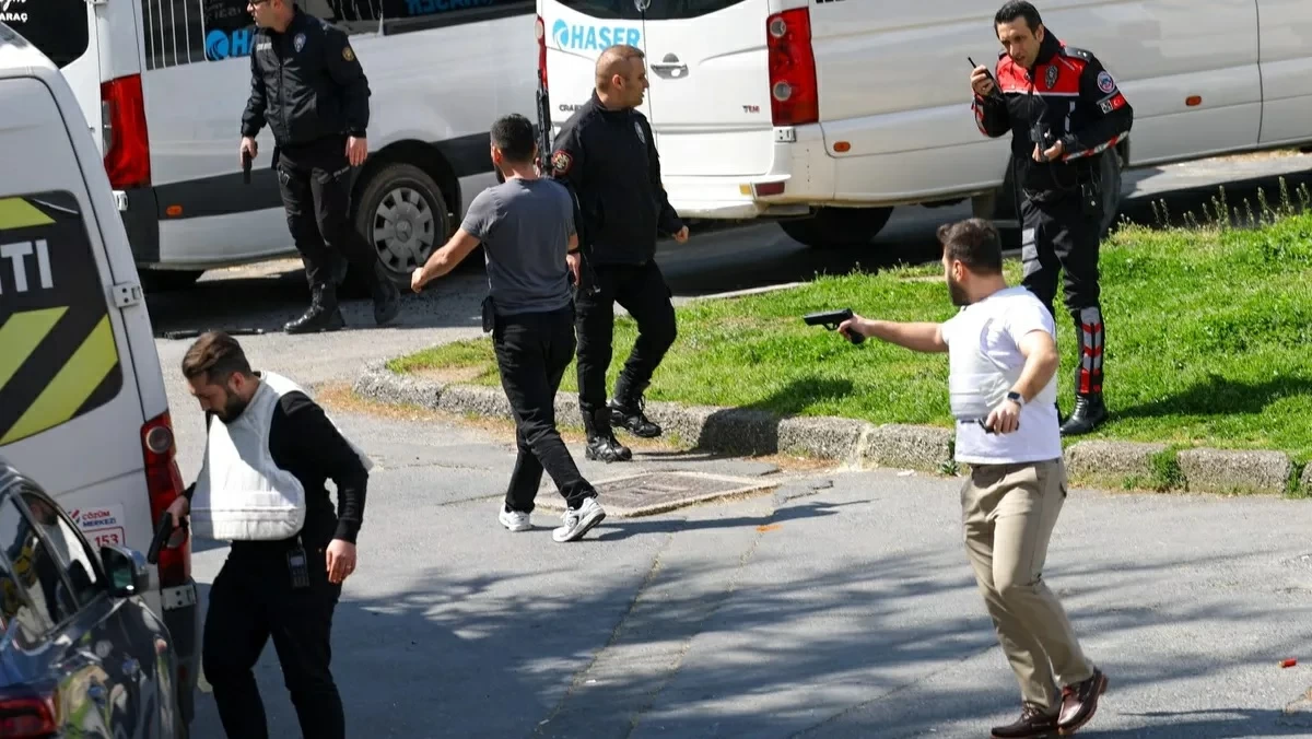 عناصر من الشرطة التركية قرب مقر القنصلية الإسرائيلية في إسطنبول.