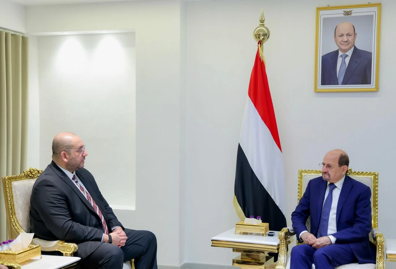 رئيس الوزراء اليمني يؤكد ضرورة التصدي لشبكات التهريب والاتجار بالبشر