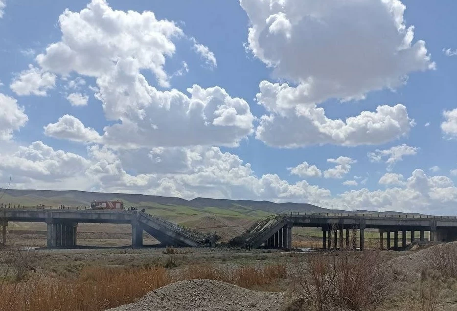جسر للسكك الحديدية في محافظة أذربيجان الشرقية في شمال غربي إيران بعد استهدافه بغارات إسرائيلية.