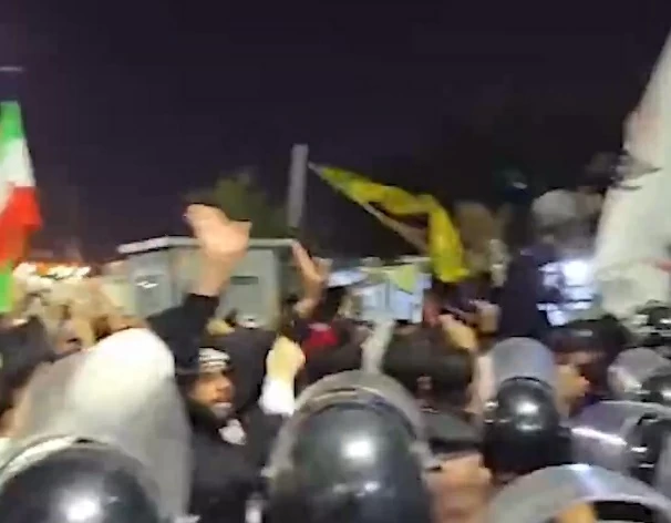 عاجل حمّلت العراق المسؤولية الكاملة.. الكويت: اقتحام قنصليتنا في البصرة انتهاك غير مقبول وخطير. للاطلاع على 