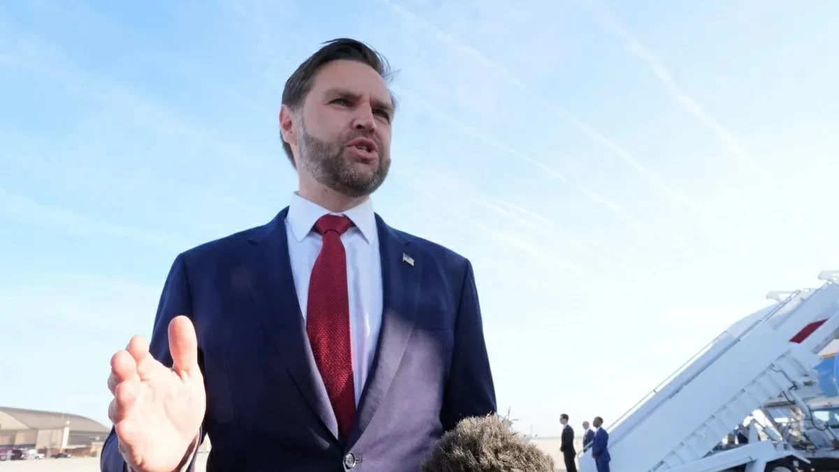 نائب ترمب يتحدث لوسائل الإعلام قبيل التوجه إلى إسلام آباد .