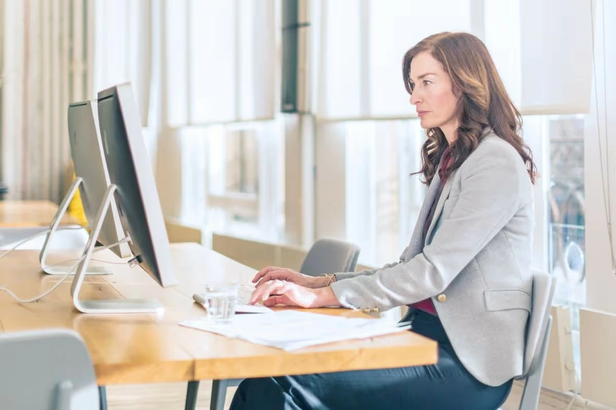 احذر: الجلوس أكثر من 8 ساعات يومياً يرفع خطر الإصابة بالخرف. للاطلاع على 