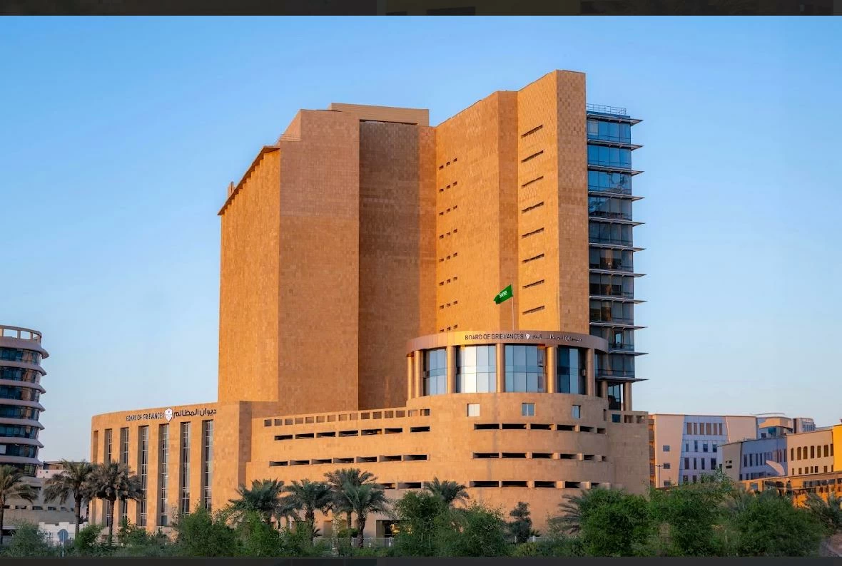 عاجل | المحكمة الإدارية بالرياض تؤيّد إنهاء خدمة موظف: كان يوقّع حضورًا ثم يغادر دون أداء مهامه. اعتُبر منقطعًا عن العمل. المحكمة تؤكد: القرار نظامي ومشروع. للاطلاع على 