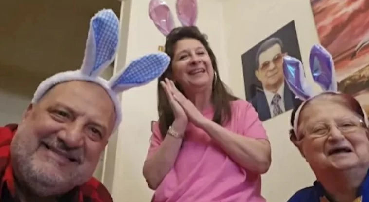 الصاوي مع والدته وشقيقته خلال احتفالهم بعيد شم النسيم. 