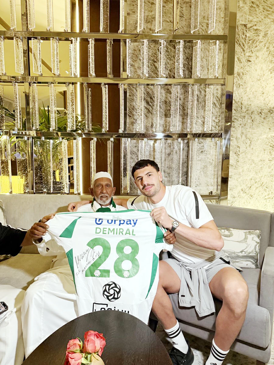 
ديميرال مع المشجع محمد عيسى.    