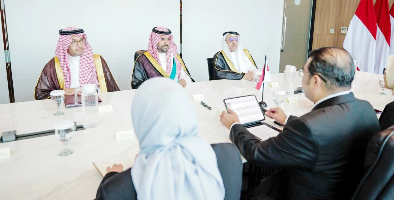 
وزير الثقافة يلتقي وزير الاقتصاد الإبداعي الإندونيسي. (واس) 