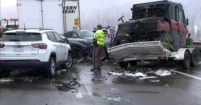 بسبب عاصفة ثلجية.. تصادم جماعي لأكثر من 75 سيارة بولاية كولورادو الأمريكية