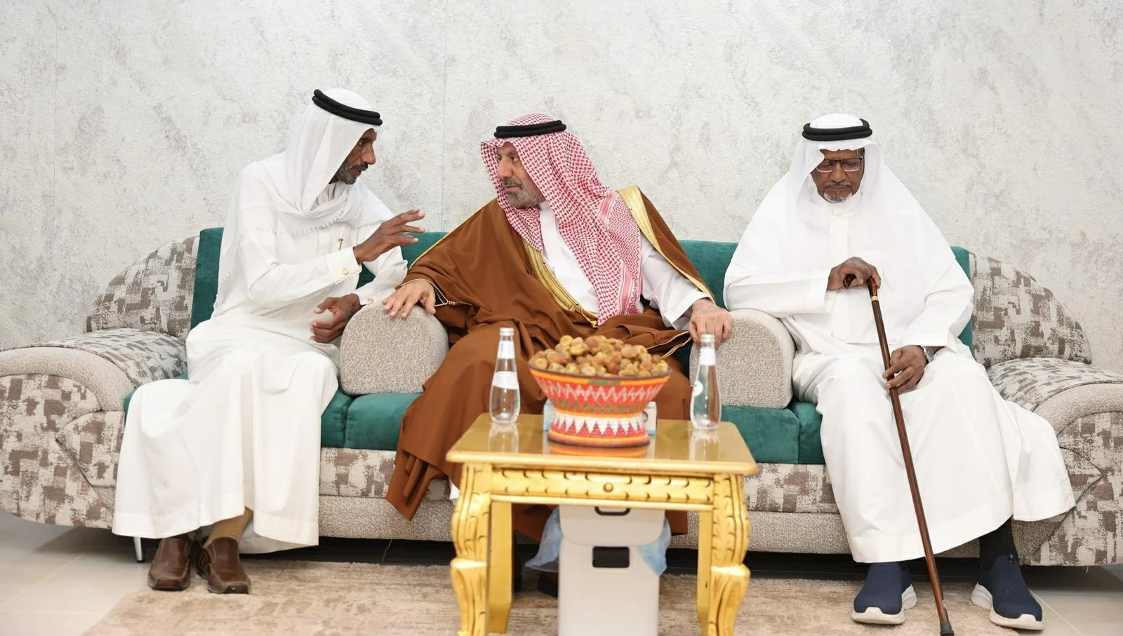 أمير نجران يقدّم تعازيه في آل جيدة