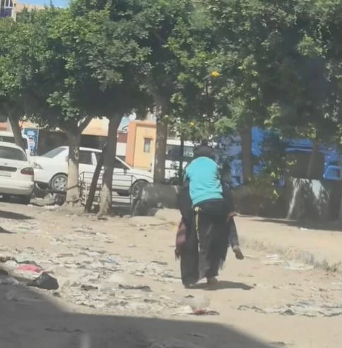 مأساة تهزّ القلوب.. مسنّة مصرية تحمل ابنها 45 عاماً على ظهرها