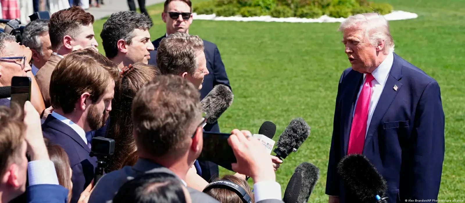 ترمب أكد أن الجهود الرامية للتوصل إلى اتفاق مع إيران تسير بشكل إيجابي.