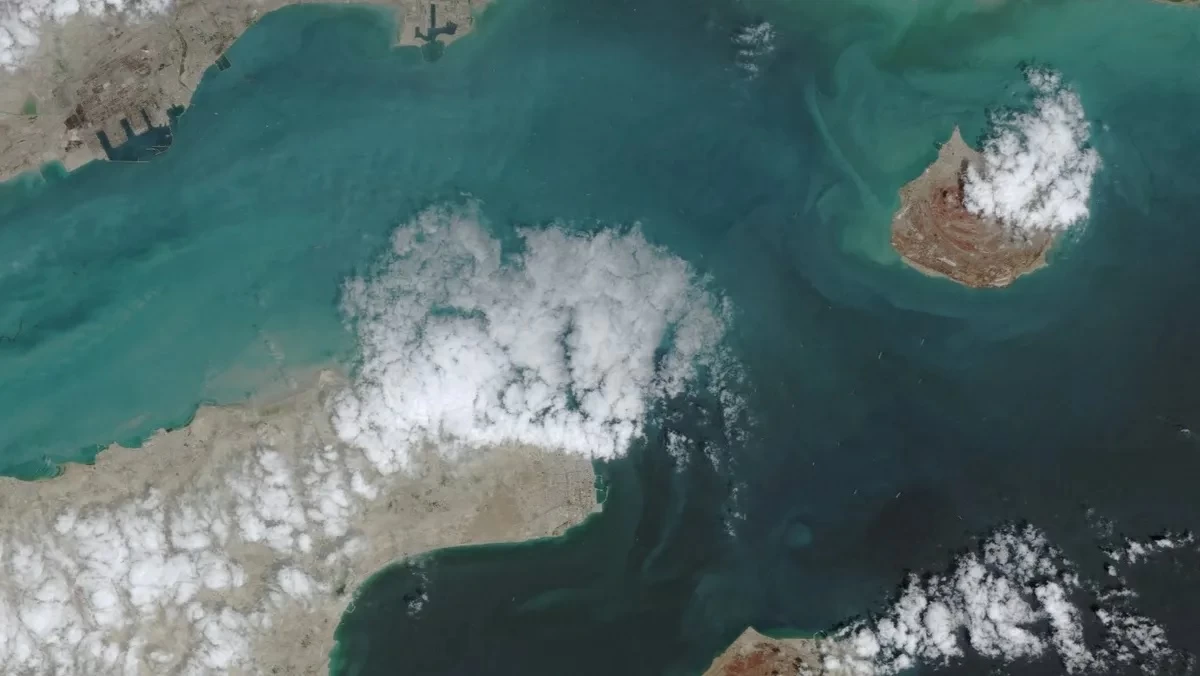 صورة من قمر صناعي للحركة في مضيق هرمز.