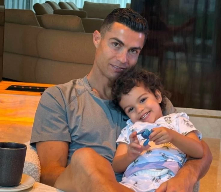 بيلا هي النجمة وكريستيانو رونالدو المعجب الأول