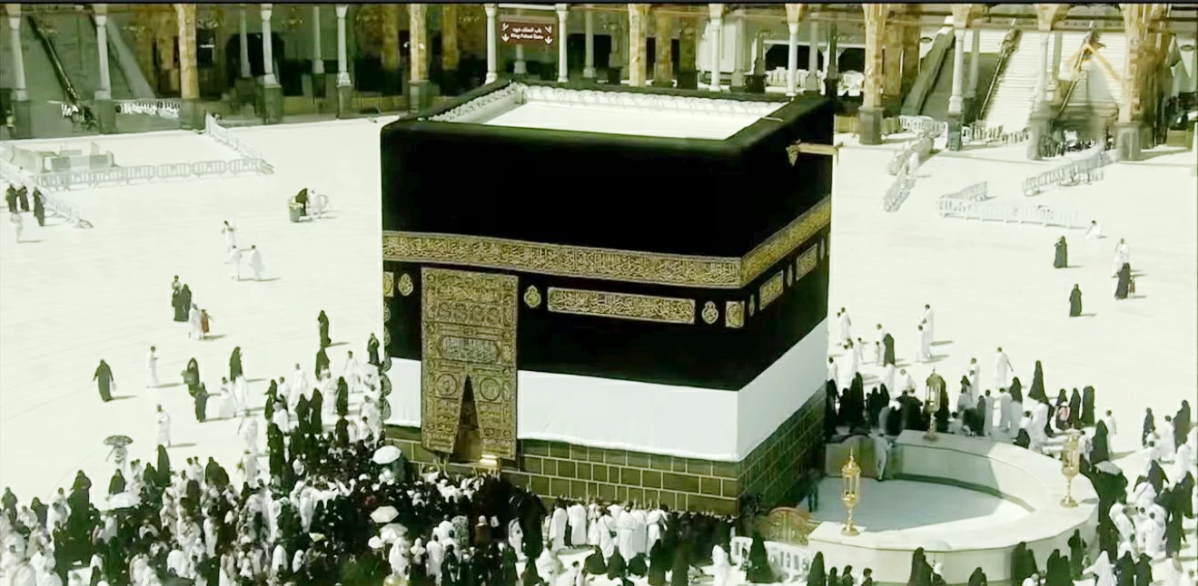 انخفاض الكثافة حول الكعبة مع مغادرة معتمري الخارج