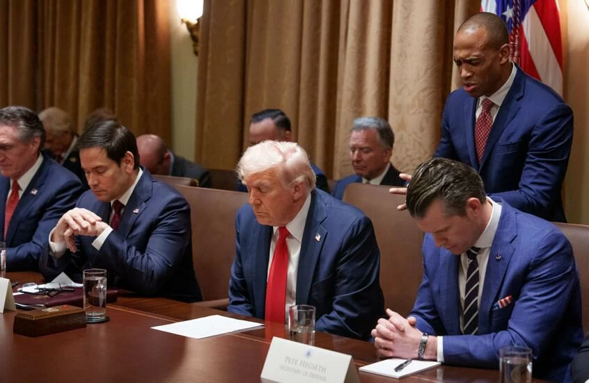 بعد صورة «المسيح» والخلاف مع البابا.. ترمب يشارك في جلسة لقراءه «الإنجيل»