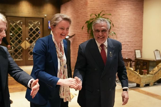  مصافحة بين وزير خارجية باكستان ونظيرته البريطانية.