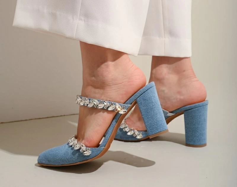 أحذية الدنيم قطعة جريئة تعيد تعريف الإطلالة اليومية