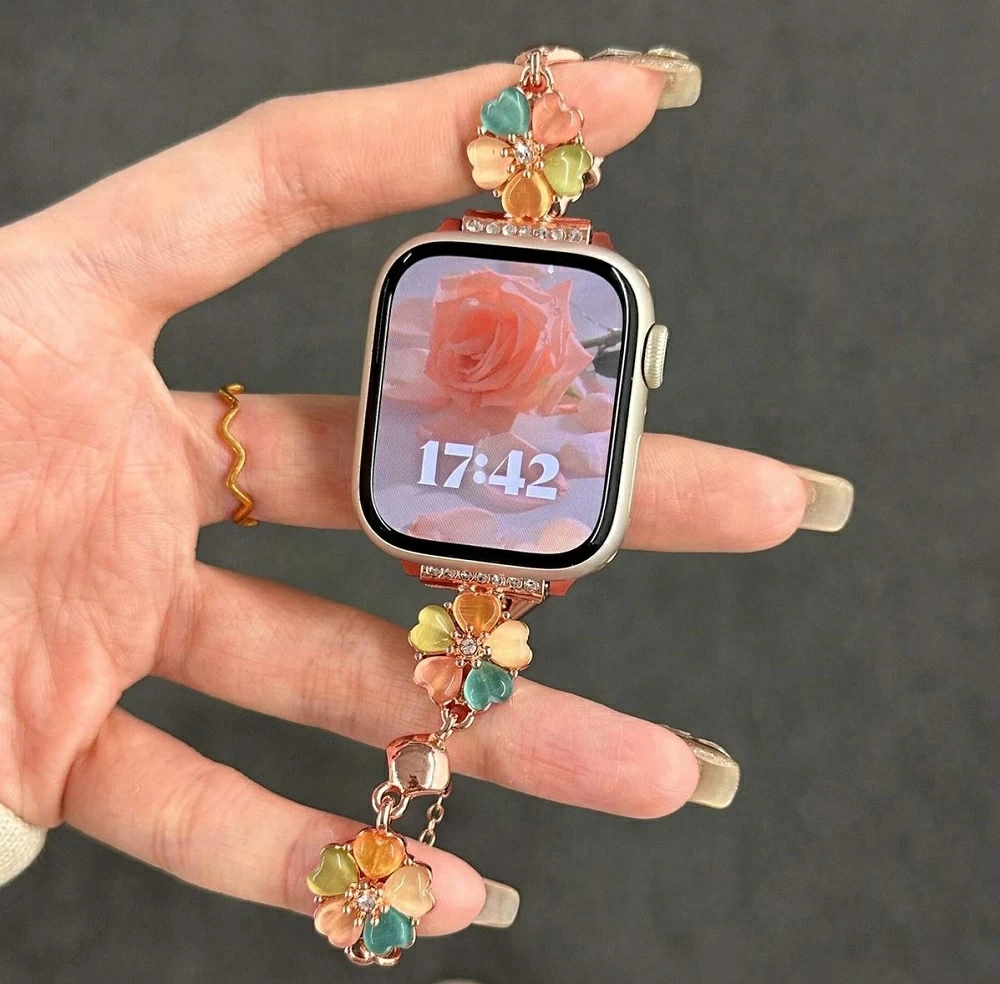 أحزمة الساعة الرقمية.. من وظيفة تقنية إلى بيان موضوي لافت