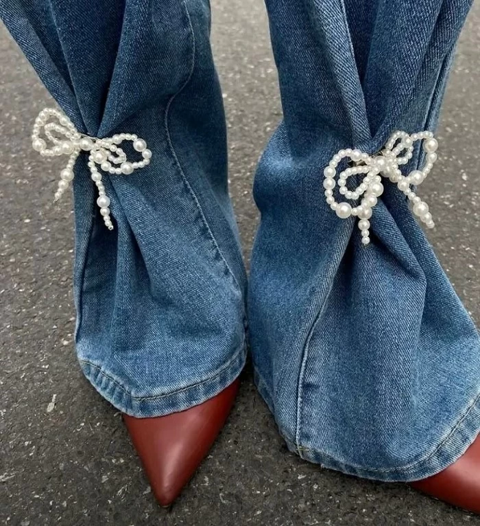 المشابك المزخرفة حيلة ذكية تعيد تشكيل الجينز بلمسة عصرية