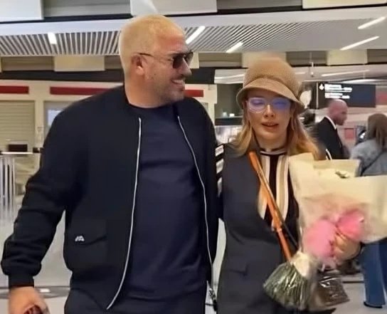 فائق حسن كما ظهر خلال استقبال زوجته اصالة في مطار باريس