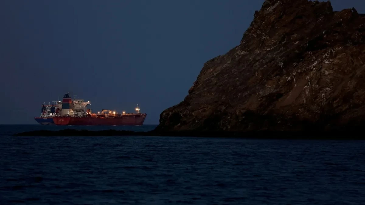 ناقلة نفط خارج مضيق هرمز .