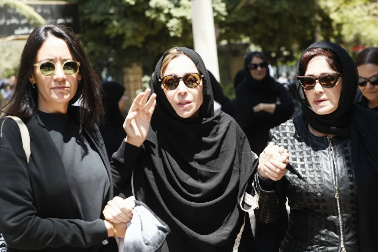 انهيار منة شلبي خلال تشييع جثمان والدها.