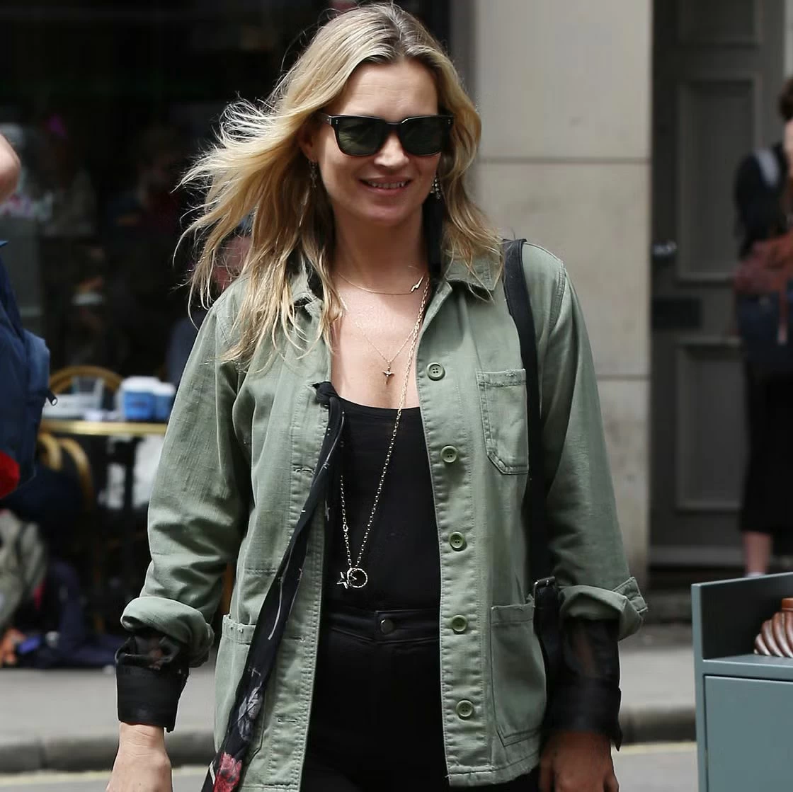 كايت موس تعيد إحياء الجاكيت الكاكي بأسلوب التسعينات الأيقوني