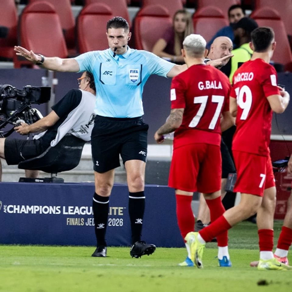«الإماراتي» يطالب بإعادة المباراة.. و«الآسيوي» يرجع لتسجيلات الـ«VAR». : عائض الدهاس. للاطلاع على التفاصيل 