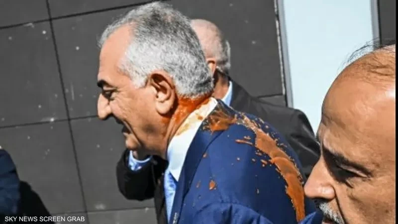 هجوم بـ«سائل أحمر» على رضا بهلوي في برلين.. ماذا حدث؟