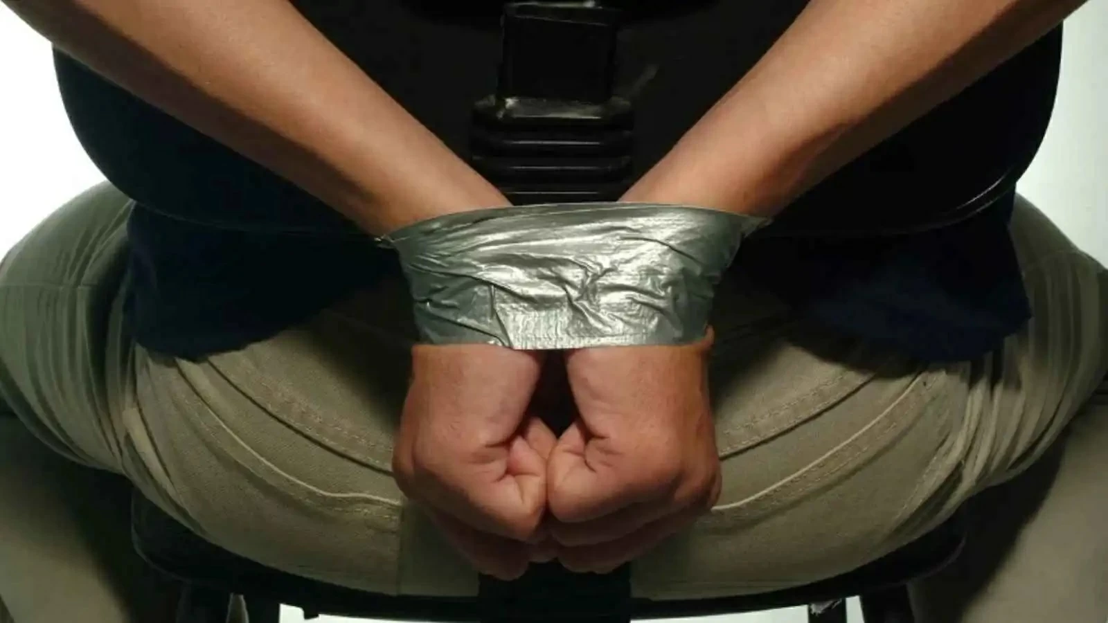 «حوّلوه إلى سجين».. أب لبناني يروي تفاصيل تعذيبه على يد ابنيه 