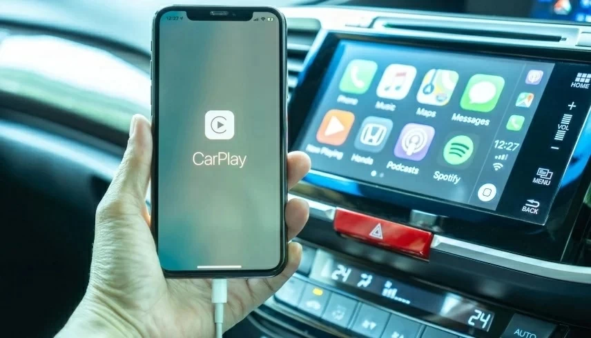 وداعاً للكابلات.. حيلة ذكية تحوّل سيارتك إلى «Apple CarPlay» لاسلكي في ثوانٍ 