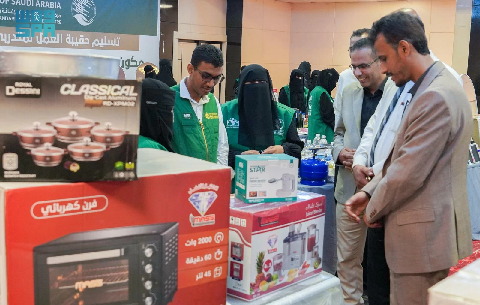 «سلمان للإغاثة» يوزّع حقائب مهنية لدعم إعادة إدماج النساء المفرج عنهن في حضرموت