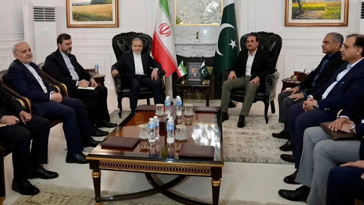 قائد الجيش الباكستاني المشير عاصم منير خلال لقاء وزير الخارجية الإيراني عباسي عراقجي في إسلام آباد.