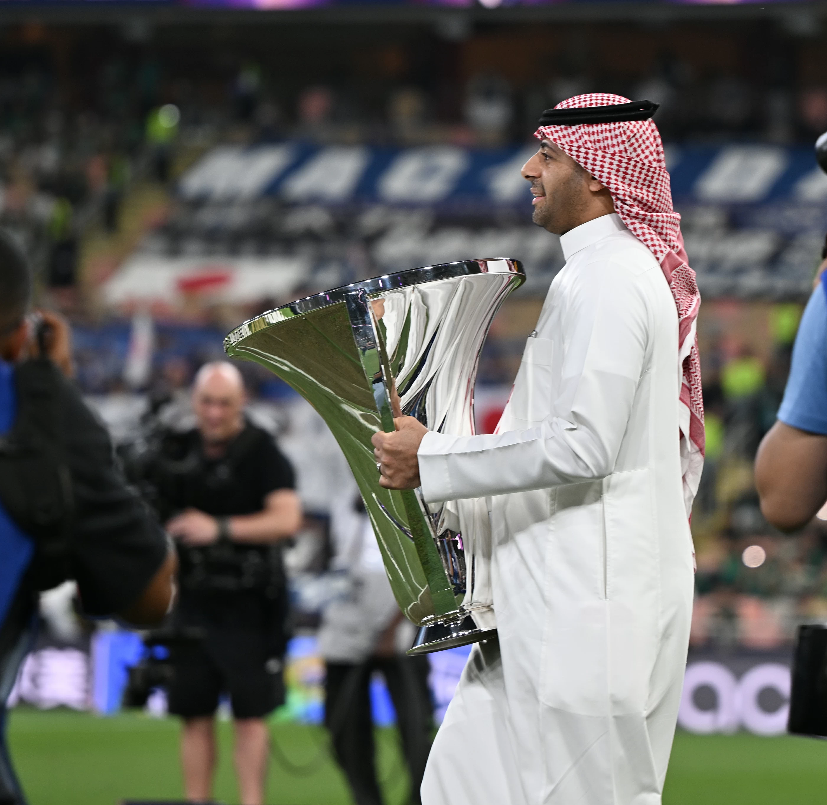 «الجاسم» يشعل مدرج الأهلي قبل صافرة البداية