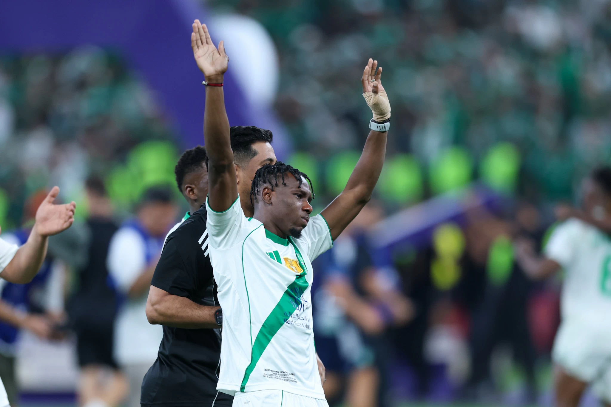 زكريا يعيد «نطحة زيدان» بعد 10 سنوات 