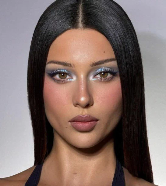 الحواجب الرفيعة تعود من جديد بأسلوب أكثر حدة وجرأة